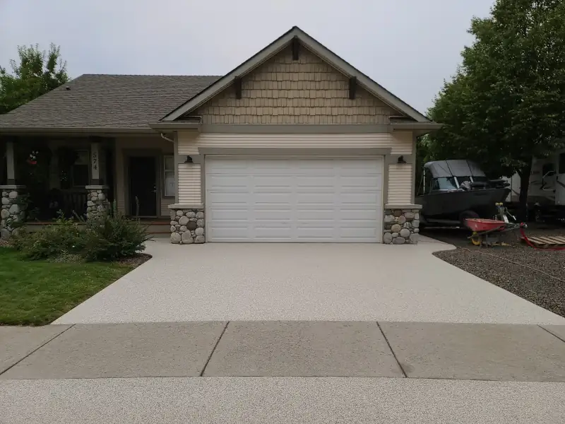 Light Ipanema Beach blend driveway at a craftsman-style home